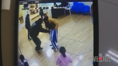 ​误以为孙女被欺负，重庆老人撕扯幼儿园小男孩