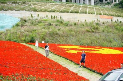 ​泸定桥又名大渡桥，是中国四川省甘孜藏族自治州泸定县泸桥镇