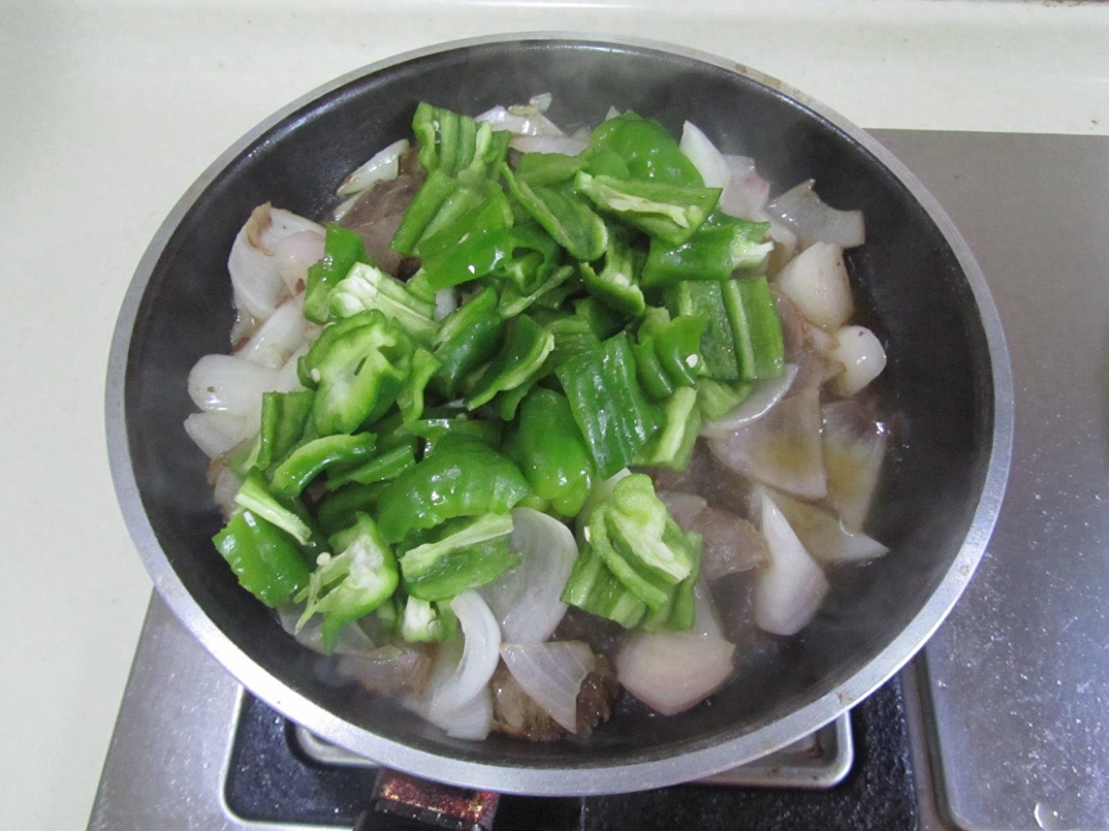 卤牛肉不要只凉拌着吃，和这食材搭配一起炒，好吃又下饭简单易做