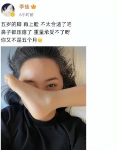 ​靳东妻子晒亲子照，被儿子用脚蹬脸，44岁满头白发显憔悴