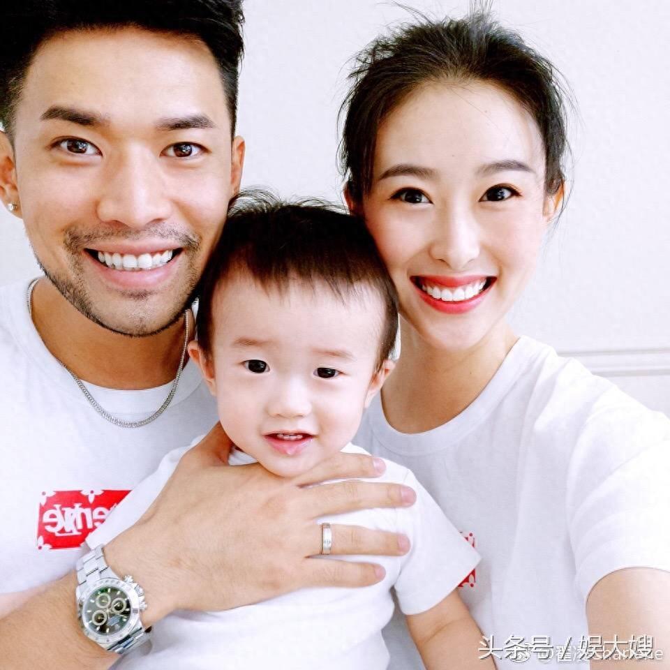 兽兽翟凌晒一家三口照,老公帅气孩子呆萌,现在的她很幸福