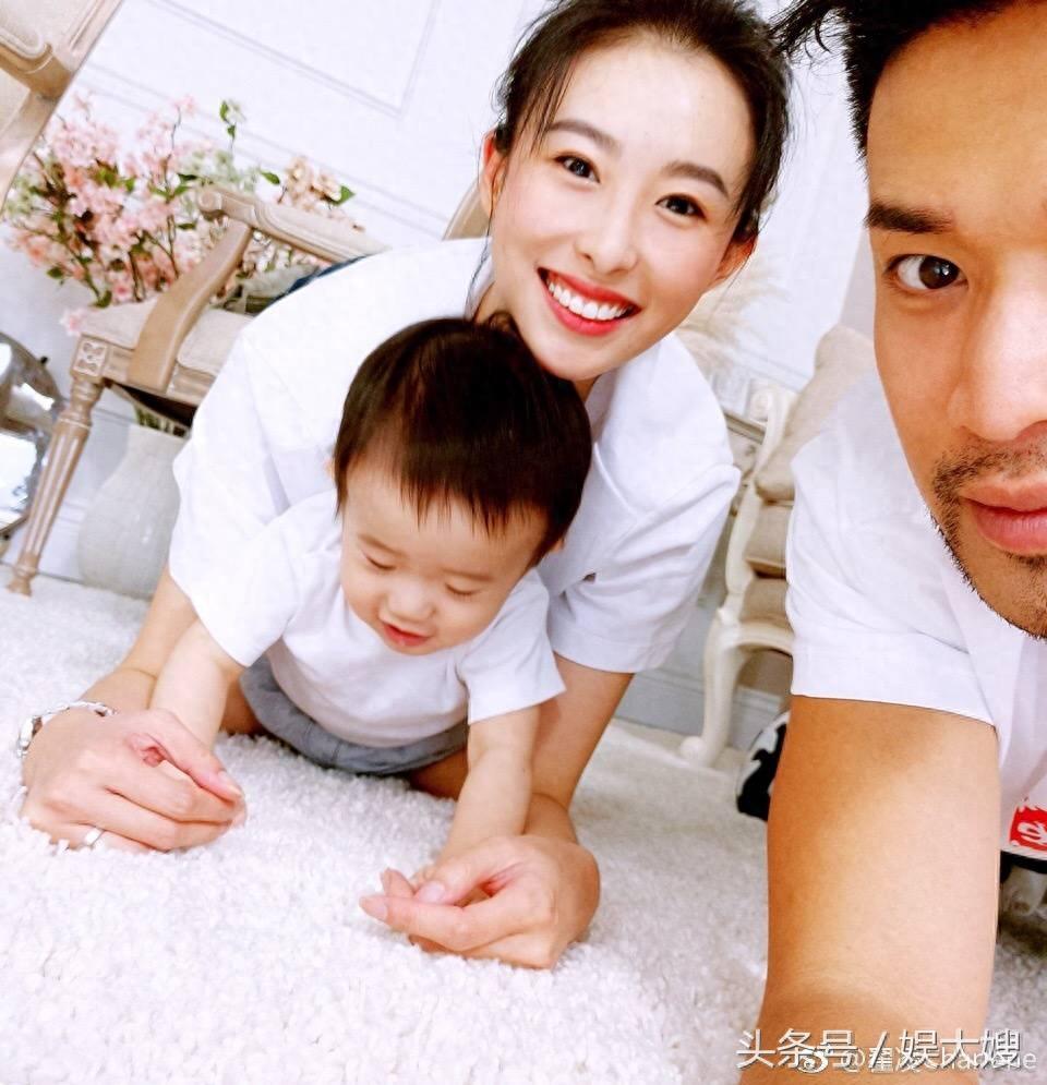 兽兽翟凌晒一家三口照,老公帅气孩子呆萌,现在的她很幸福