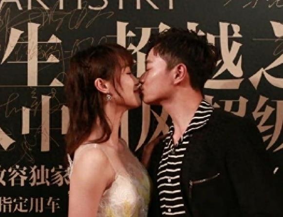 蓝盈莹和曹骏忘我接吻被主持人请下台,罗晋紧搂唐嫣