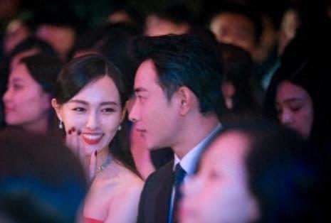 蓝盈莹和曹骏忘我接吻被主持人请下台,罗晋紧搂唐嫣