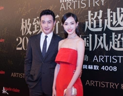 蓝盈莹和曹骏忘我接吻被主持人请下台,罗晋紧搂唐嫣