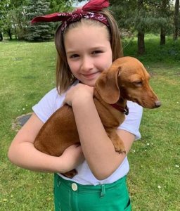 ​贝克汉姆女儿近照曝光，五官长开美得没边，网友：爸爸成小跟班