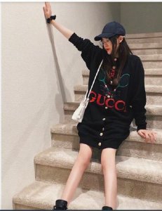 ​唐嫣为顺产努力，挺大肚子爬楼梯，罗晋贴心陪伴还帮拍照