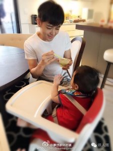 ​林志颖给kimi弟弟喂食 被赞有颜有钱居家好男人