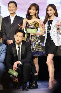 ​李现与李一桐甜蜜互动、上演摸头杀 姚笛秀长腿颜值依旧