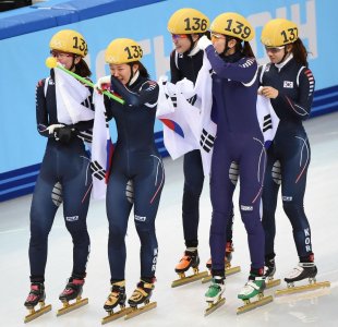 ​韩国短道队再曝丑闻，比赛时发生内讧，冬奥冠军当众扯下队友裤子