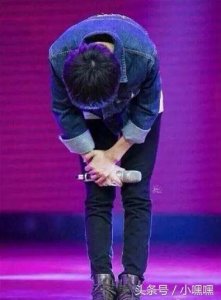 ​易烊千玺超90度鞠躬，让人深省