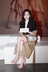 ​杨幂的脚细看是真的漂亮