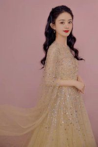 赵丽颖首次上春晚太美了!穿国产高定礼服太少女,央视脸就是惊艳