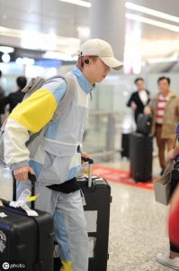 ​白举纲一人拖两个大行李箱显心酸，人气选手连经纪人都没有？