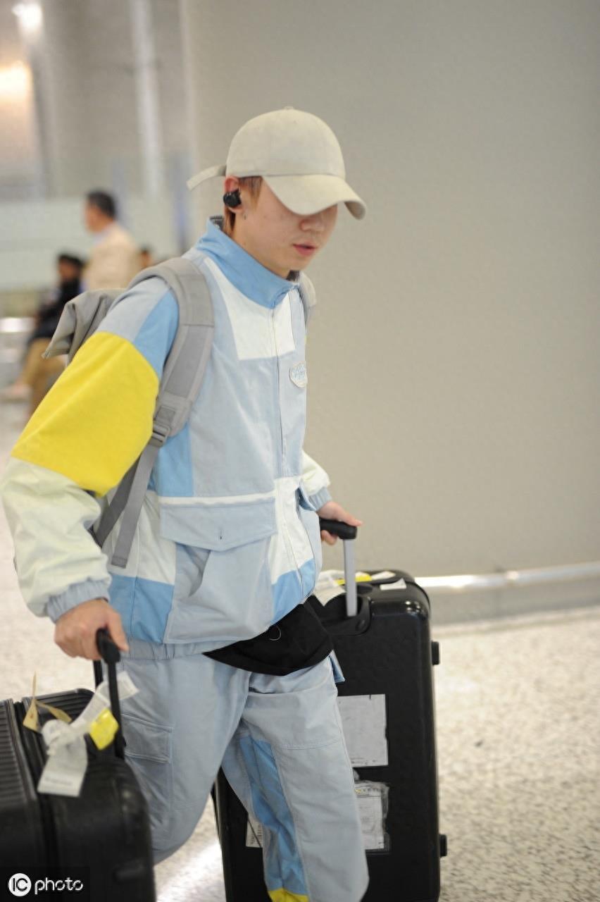 白举纲一人拖两个大行李箱显心酸，人气选手连经纪人都没有？