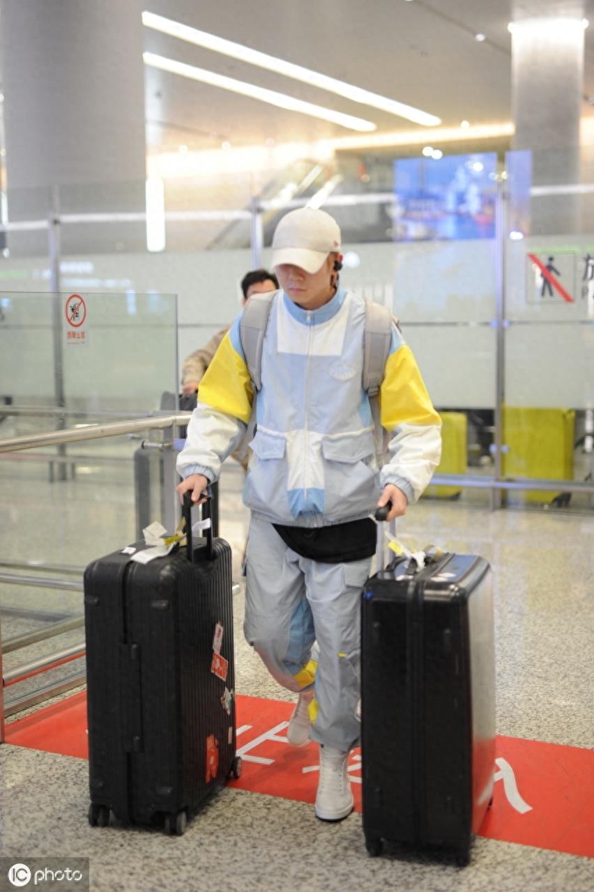 白举纲一人拖两个大行李箱显心酸，人气选手连经纪人都没有？