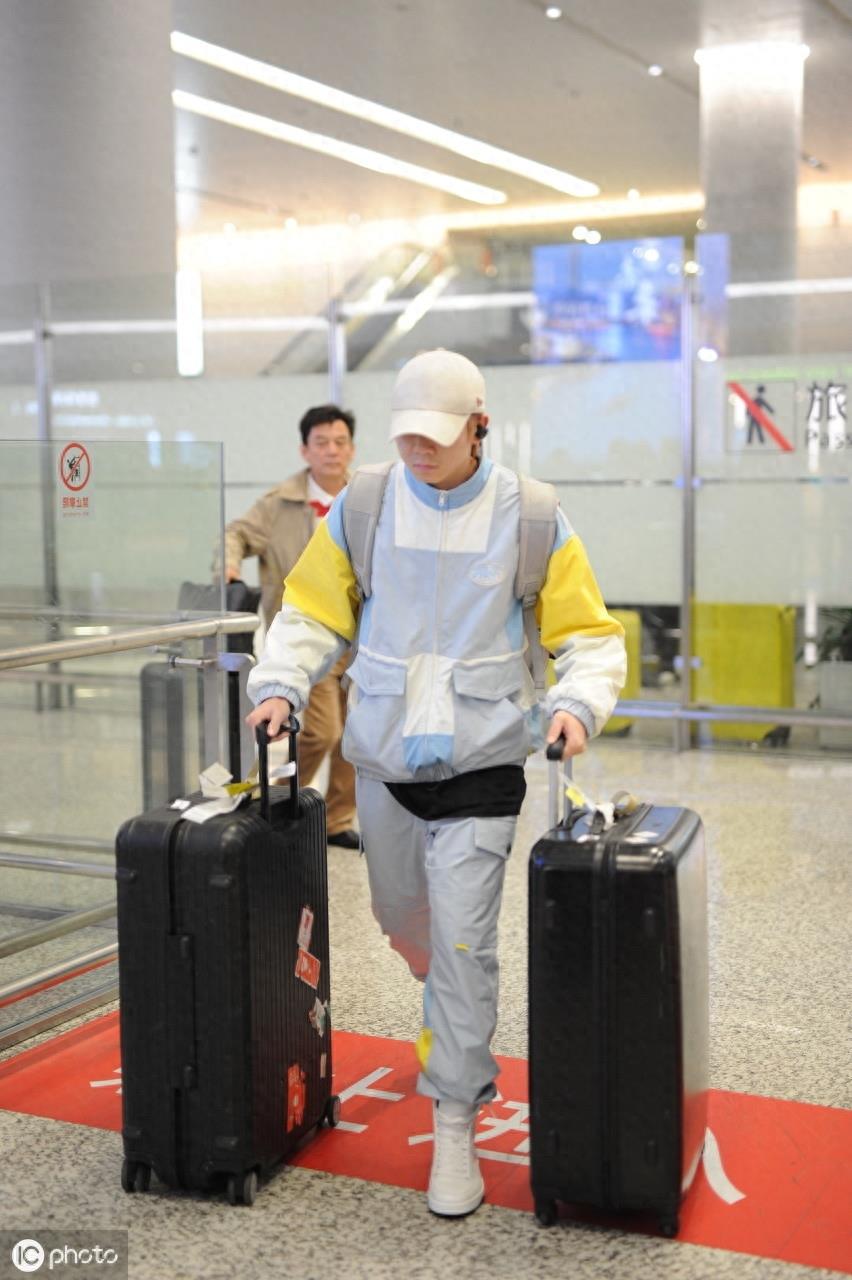 白举纲一人拖两个大行李箱显心酸，人气选手连经纪人都没有？