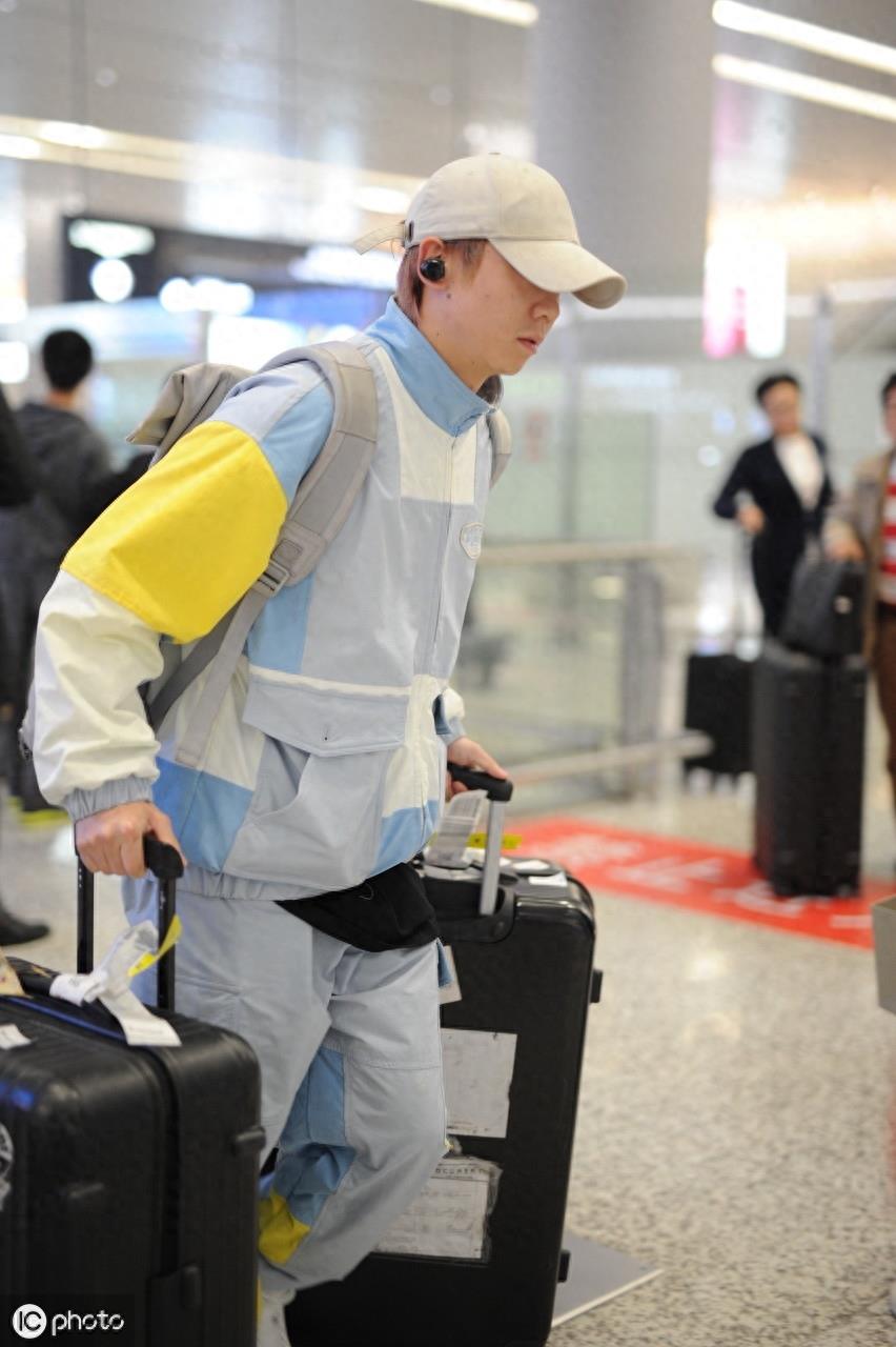白举纲一人拖两个大行李箱显心酸，人气选手连经纪人都没有？