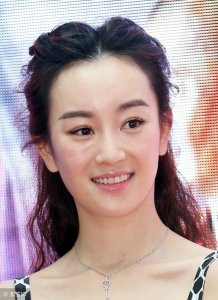 ​张檬恋情公开，男朋友曾是《天天向上》主持人，网友；挺般配的