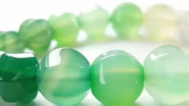 玉髓是玉吗-玉髓和翡翠的区别（玉髓和翡翠的区别）