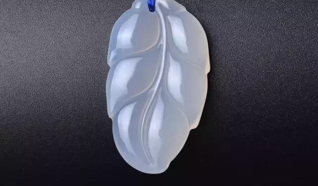 玉髓是玉吗-玉髓和翡翠的区别（玉髓和翡翠的区别）