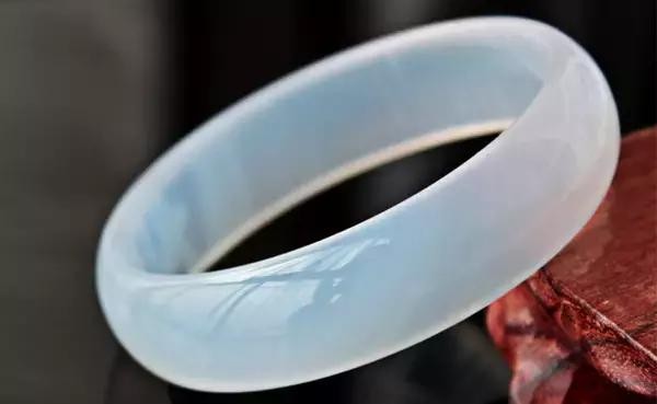 玉髓是玉吗-玉髓和翡翠的区别（玉髓和翡翠的区别）