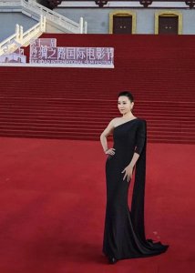 ​37岁狠心抛弃罗晋，嫁大19岁富豪得一架飞机，如今她怎样了？