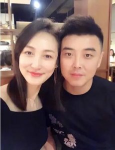 世界冠军王皓与妻子闫博雅甜蜜爱情的“小波浪”