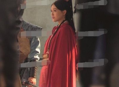 怀孕实锤?唐嫣最新片场照曝光 巨肚似已有六月身孕