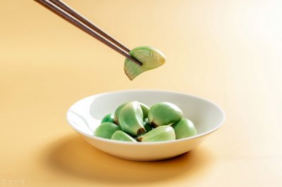 腊月初八腌腊八蒜,分享不外传的做法,酸香脆爽,3天就变绿