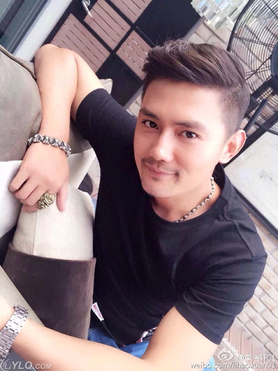 郑凯和李浩轩同框,满屏尽是尴尬,相差2岁竟完败