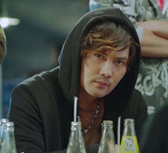 郑凯和李浩轩同框,满屏尽是尴尬,相差2岁竟完败