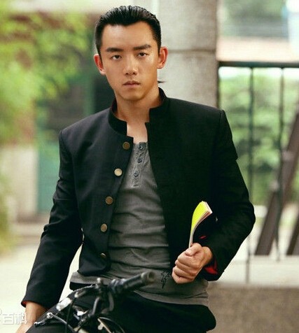 郑凯和李浩轩同框,满屏尽是尴尬,相差2岁竟完败