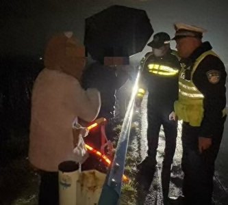 ​车辆抛锚患病女孩被困高速路边，河南许昌交警火速送医