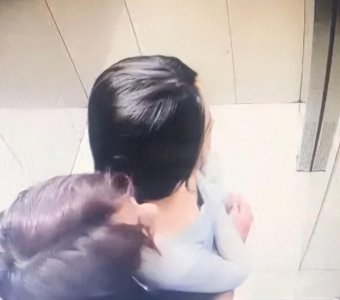 浙江女老师出轨男学生,电梯里就迫不及待亲热被拍,师德何在?