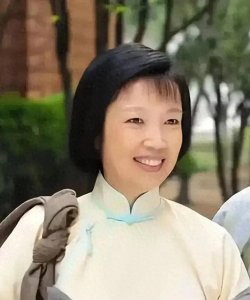 黄薇:嫁圈外丈夫,婚后生一女儿,如今咋样了