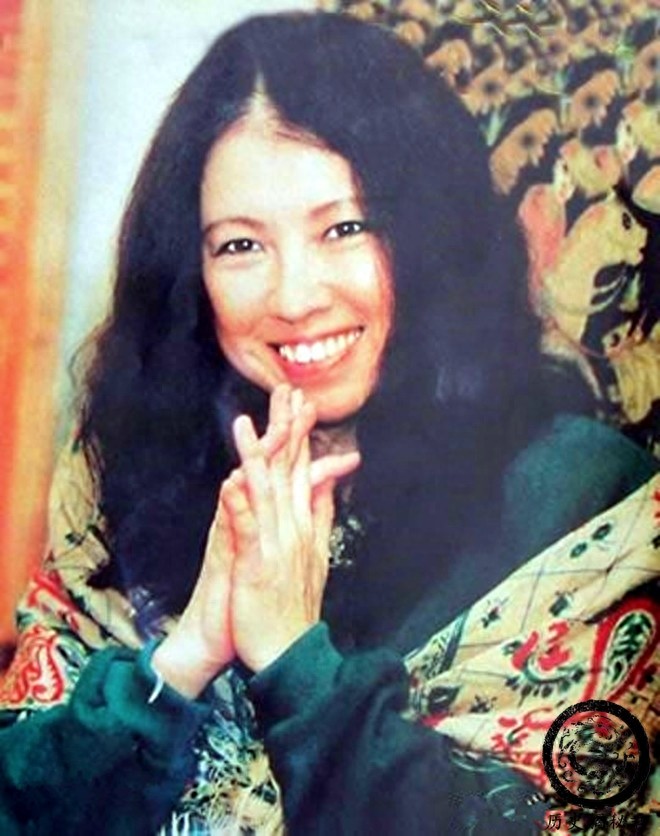 一组三毛珍贵老照片:图五是三毛与丈夫荷西,图八正在街头抽烟