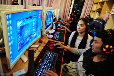 河南老板开网吧,上网不要钱还给顾客发工资,1年营收100万,真贼