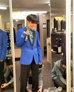 ​鹤野刚士晒长子毕业照片，网友纷纷留言太帅了，建议子承父业