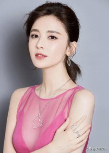 ​登上全球最美面孔的古力娜扎颜值和身材都数一数二