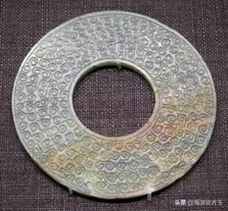 ​汉代玉璧 龙形玉佩的解析图