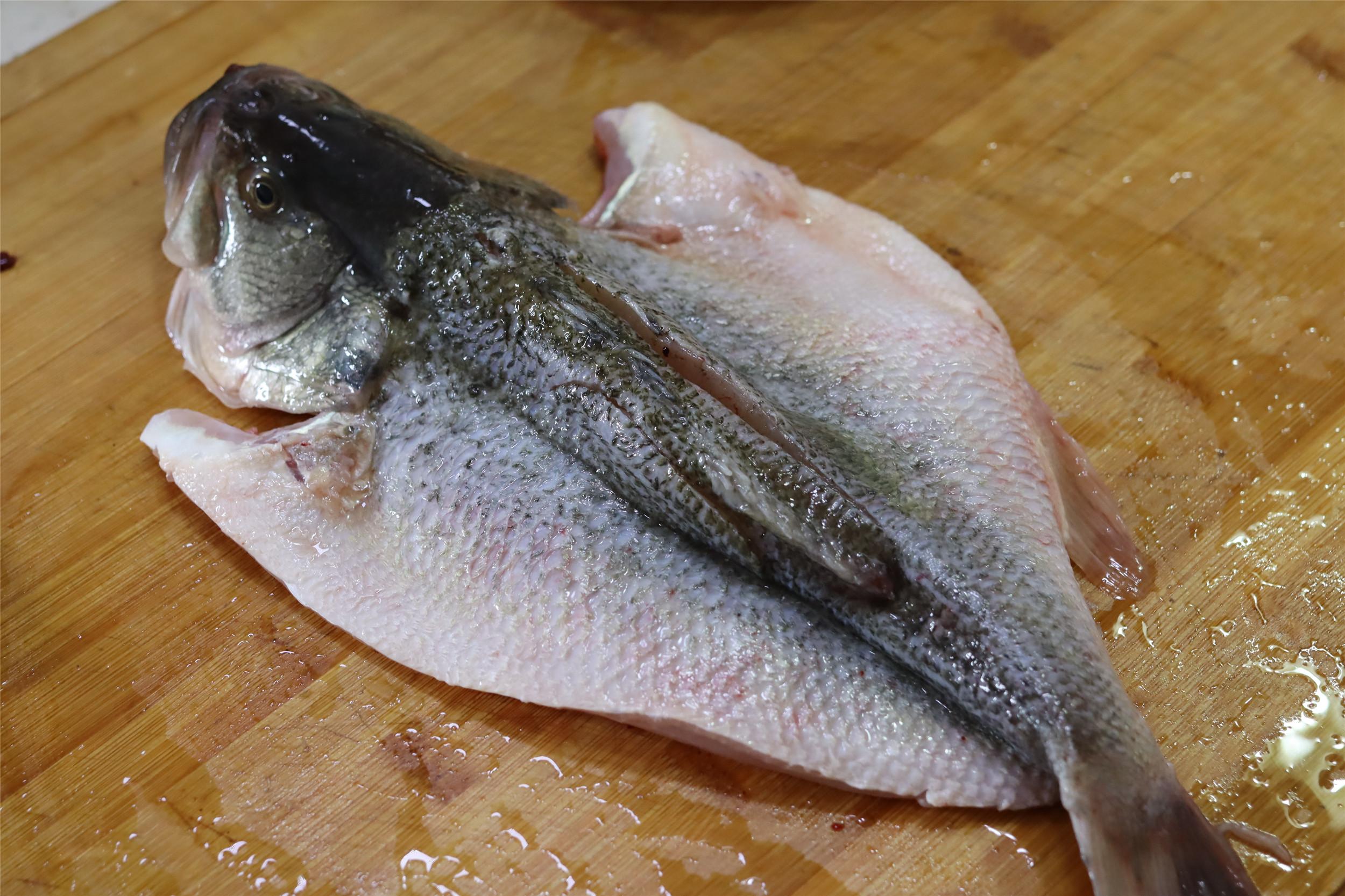 清蒸鲈鱼的做法蒸多久-（清蒸鲈鱼需要蒸几分钟才能熟）