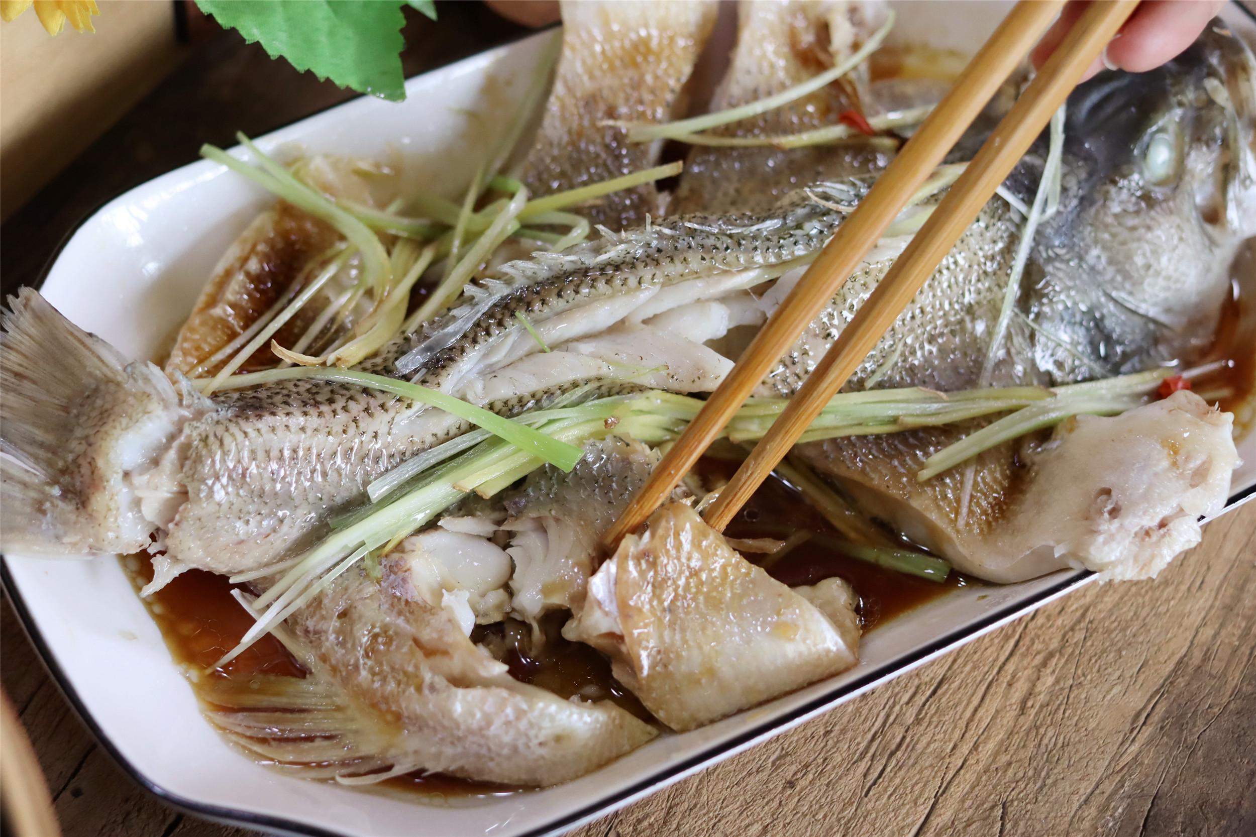 清蒸鲈鱼的做法蒸多久-（清蒸鲈鱼需要蒸几分钟才能熟）