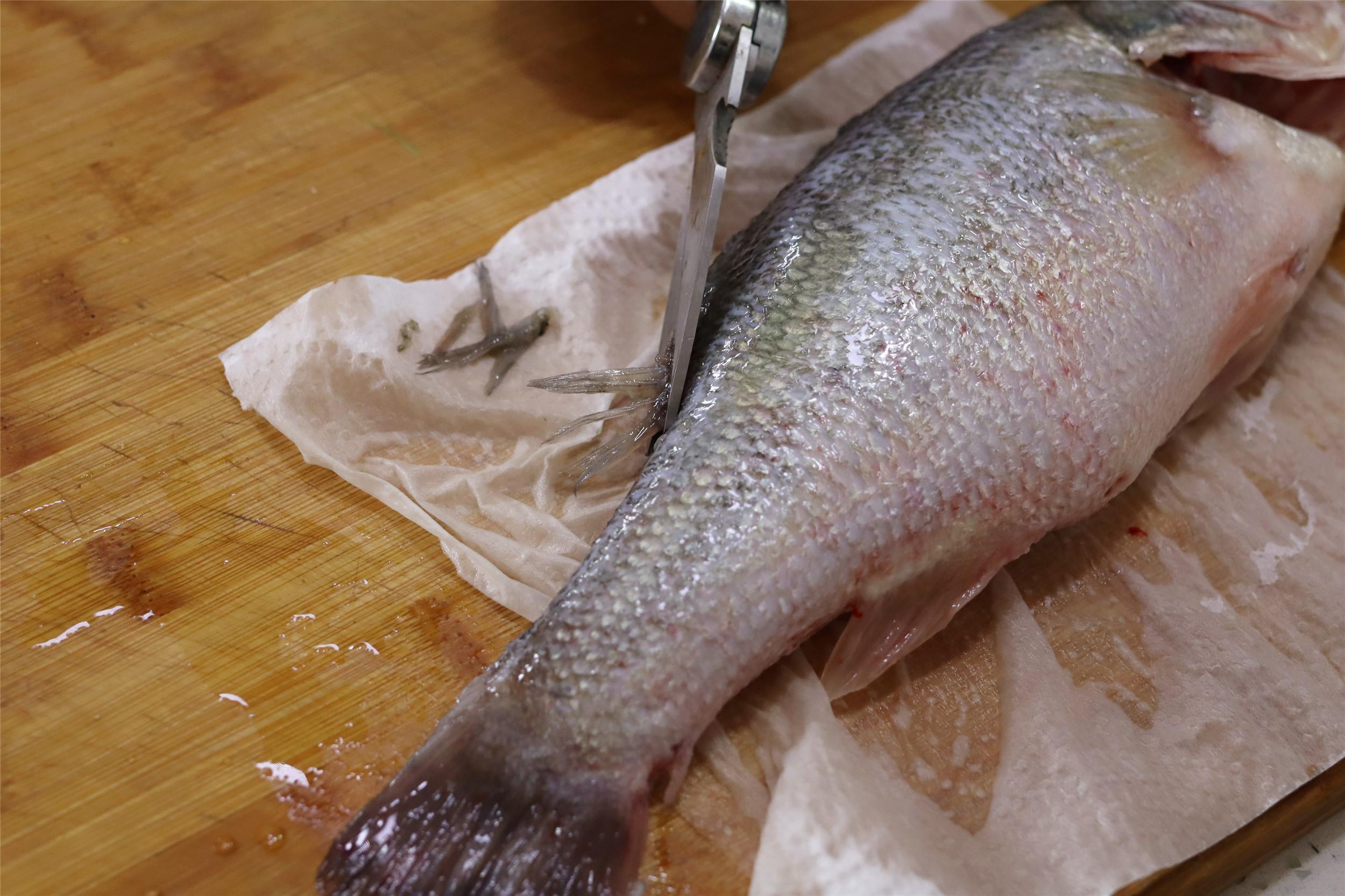清蒸鲈鱼的做法蒸多久-（清蒸鲈鱼需要蒸几分钟才能熟）