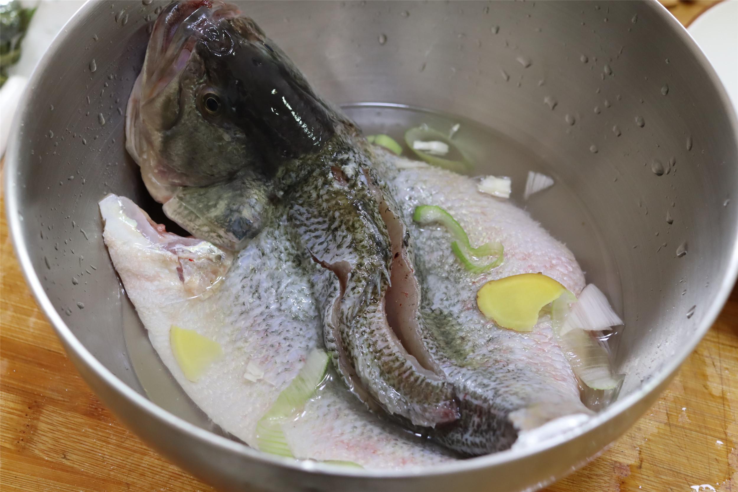 清蒸鲈鱼的做法蒸多久-（清蒸鲈鱼需要蒸几分钟才能熟）