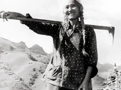 ​四川白毛女在深山孤苦17年，浑身赤裸当野人，下山后生下一儿一女