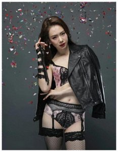 ​戚薇代言梵尔卡波内衣照片，性感造型展现完美曲线，女人味爆棚！