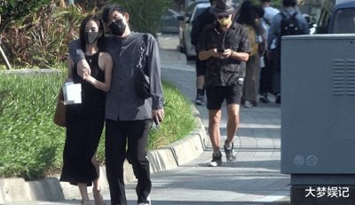 ​敖犬长发女友罕见曝光！路边甜蜜相拥，逛夜市「共舔一支冰淇淋」