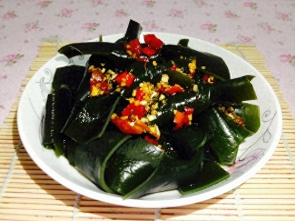 酸辣凉拌海带结,有些脆,有些酸,有些辣,教你一招,轻松做出