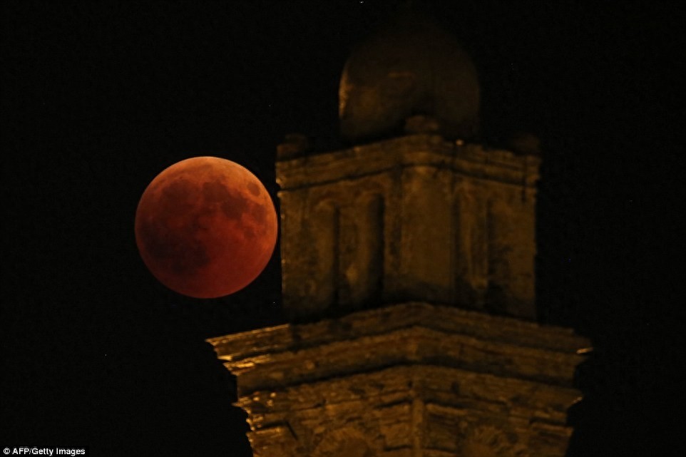 壮观!本世纪最长月全食现身,深红“血月”点亮多地名胜古迹